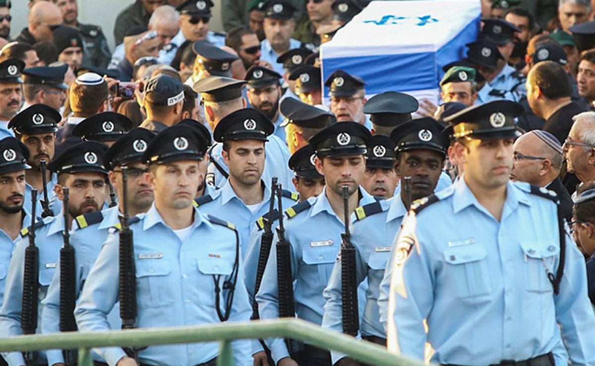 "ארז - נרצחת ברוע, זדון ובדם קר": המונים בהלווית השוטר