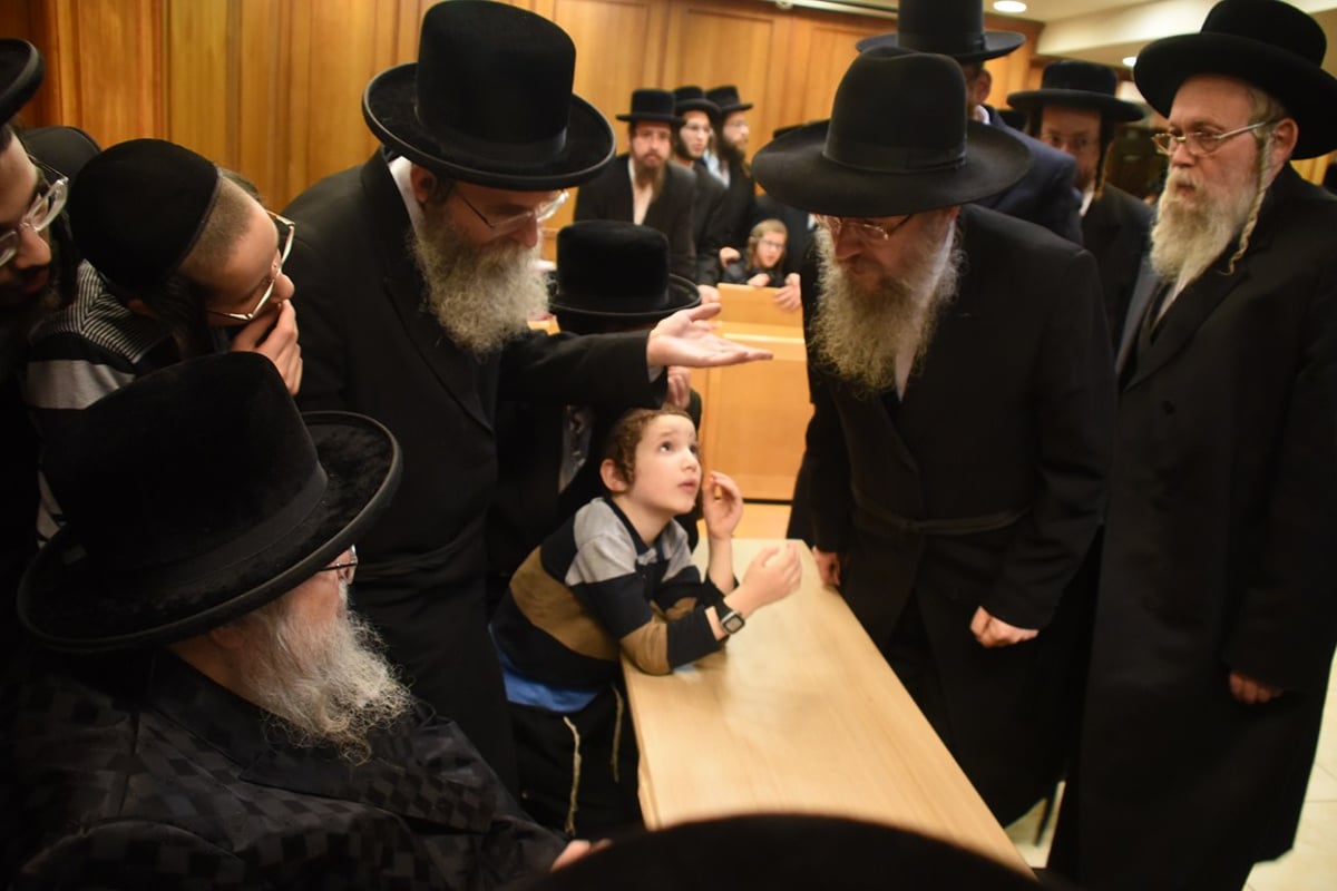 ניחום האבלים אצל האדמו"ר מבעלזא. צפו