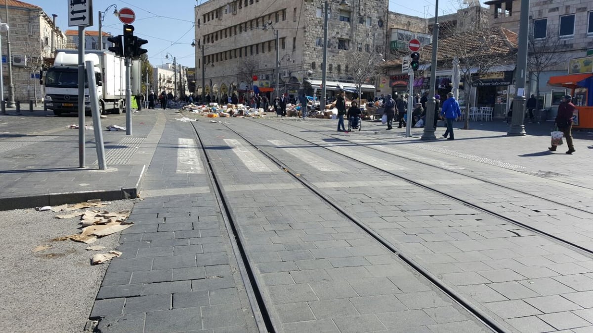 הררי הזבל חוסמים את פסי הרכבת • צפו