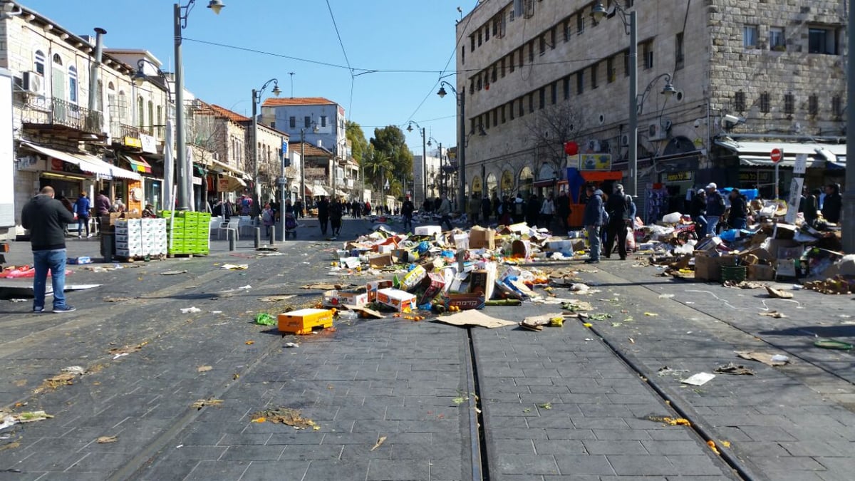 הררי הזבל חוסמים את פסי הרכבת • צפו