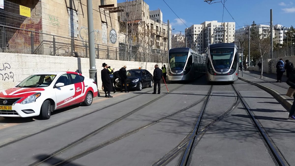 הררי הזבל חוסמים את פסי הרכבת • צפו