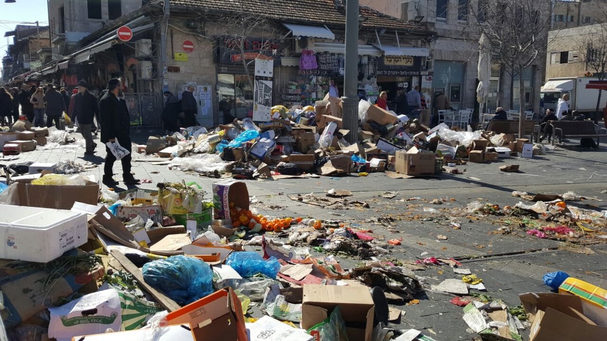 הררי הזבל חוסמים את פסי הרכבת • צפו