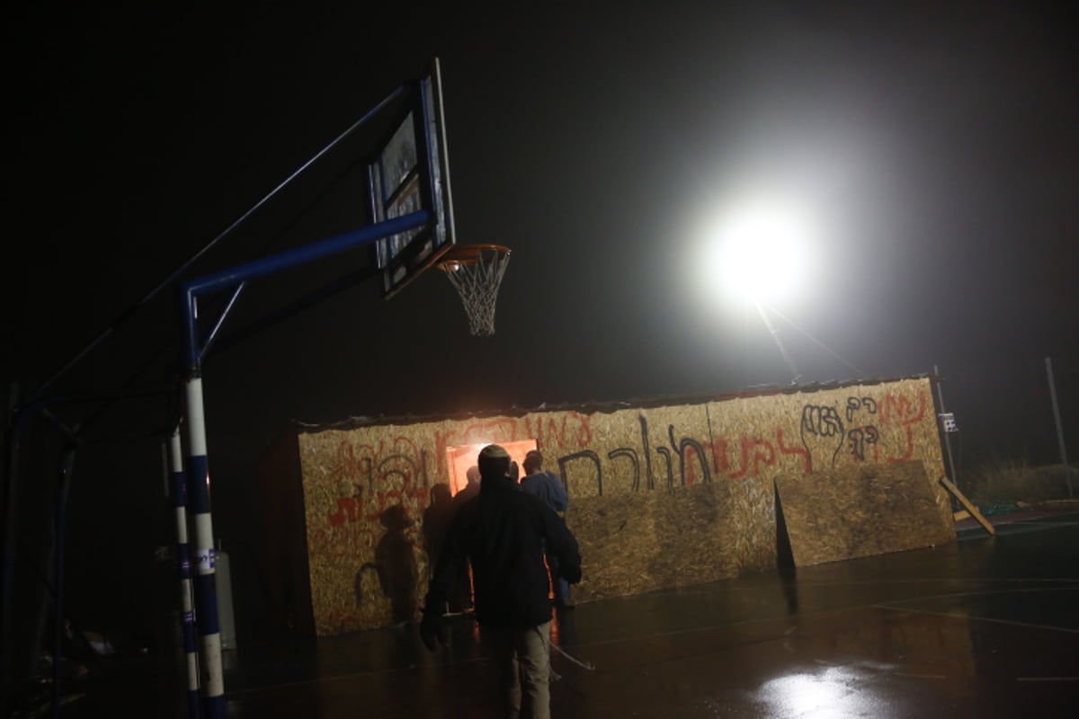 תיעוד: כך נערכים הפעילים לפינוי עמונה