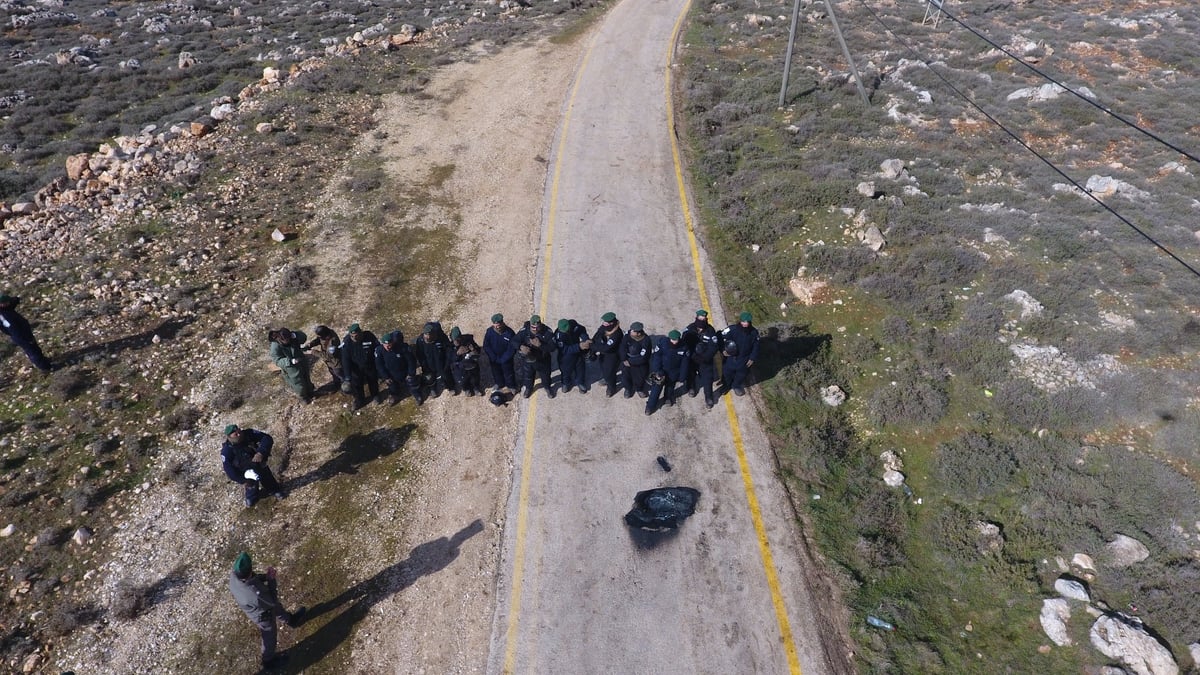 פצועים ועצורים בפינוי עמונה; הפינוי יימשך גם בלילה