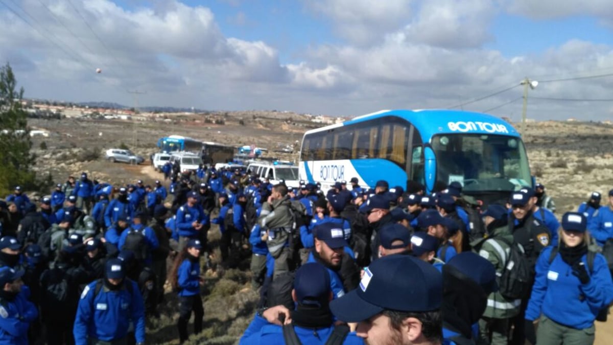 פצועים ועצורים בפינוי עמונה; הפינוי יימשך גם בלילה