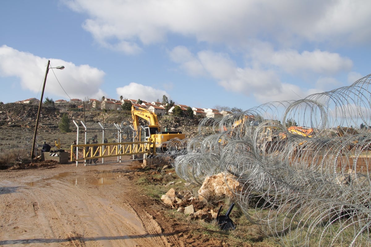 פצועים ועצורים בפינוי עמונה; הפינוי יימשך גם בלילה