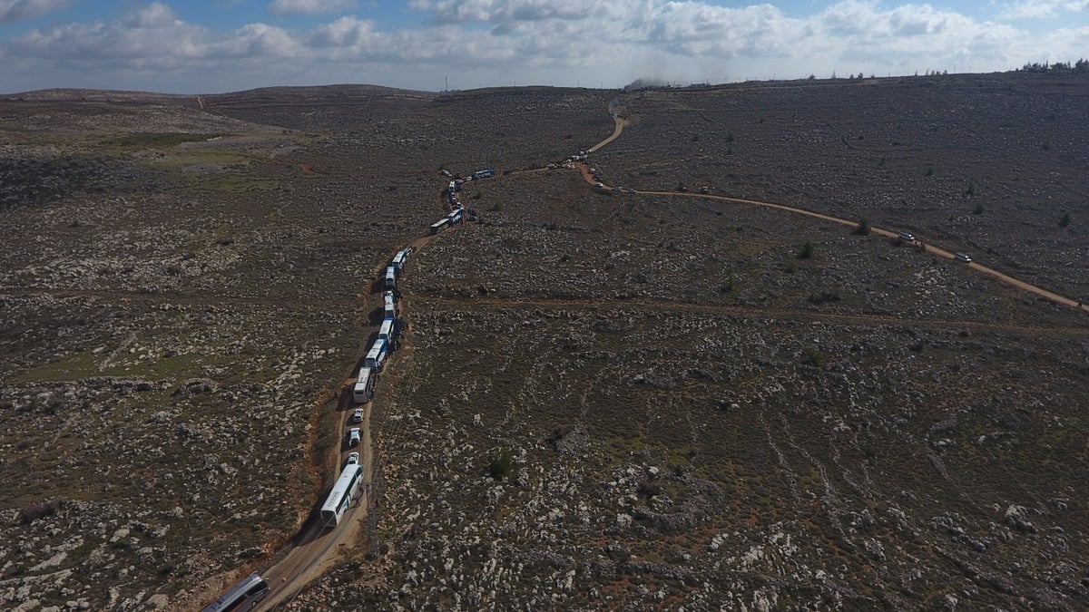 פצועים ועצורים בפינוי עמונה; הפינוי יימשך גם בלילה