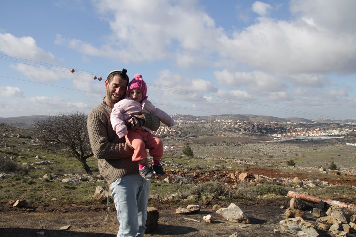 פצועים ועצורים בפינוי עמונה; הפינוי יימשך גם בלילה