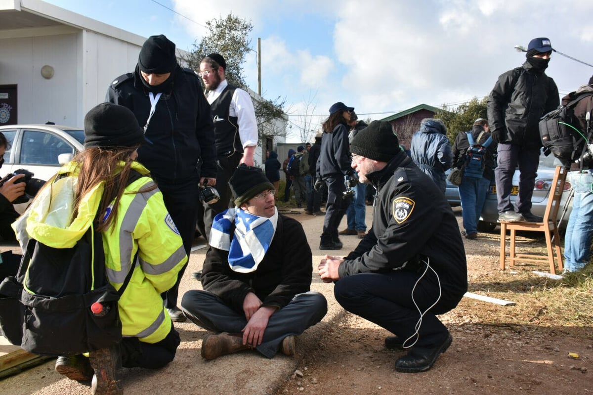 פצועים ועצורים בפינוי עמונה; הפינוי יימשך גם בלילה