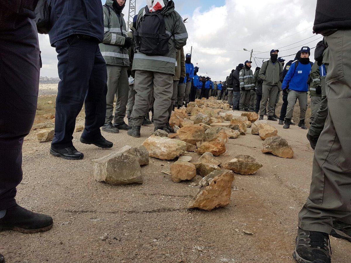 פצועים ועצורים בפינוי עמונה; הפינוי יימשך גם בלילה