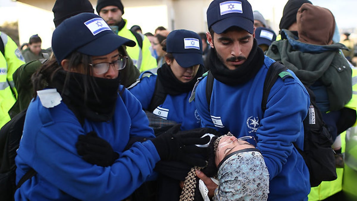 עמונה מדממת: שוטרת פצועה בינוני, בפינוי שימשך הלילה