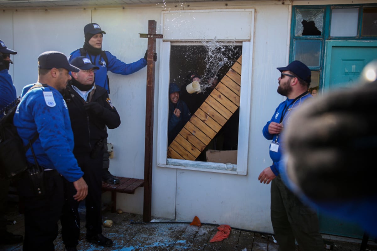 תיעוד ענק: המבצע לפינוי עמונה בתמונות