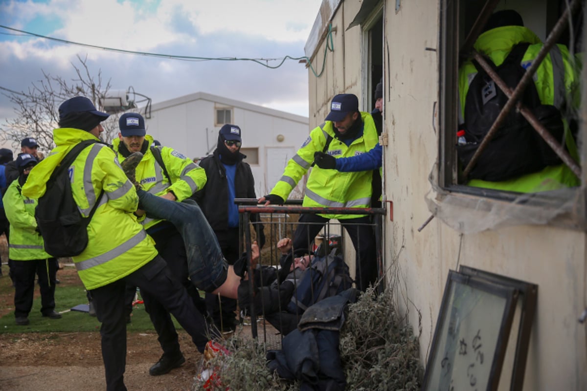 תיעוד ענק: המבצע לפינוי עמונה בתמונות