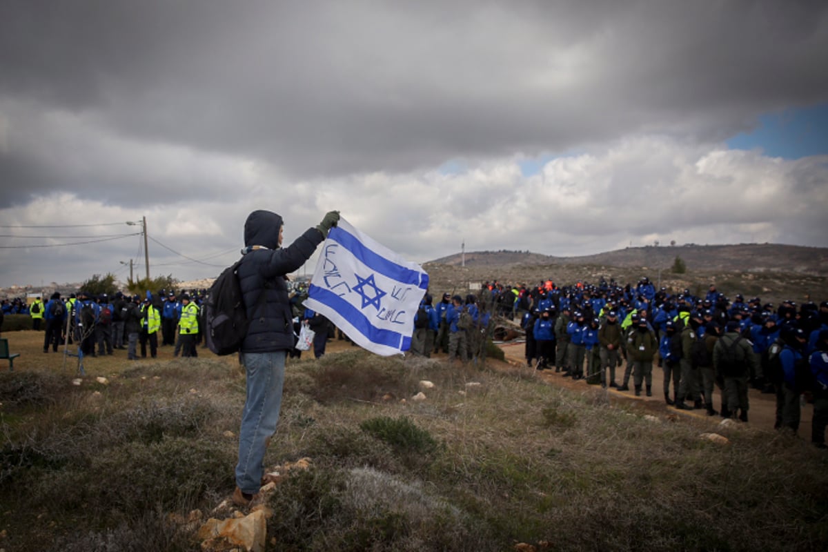 תיעוד ענק: המבצע לפינוי עמונה בתמונות