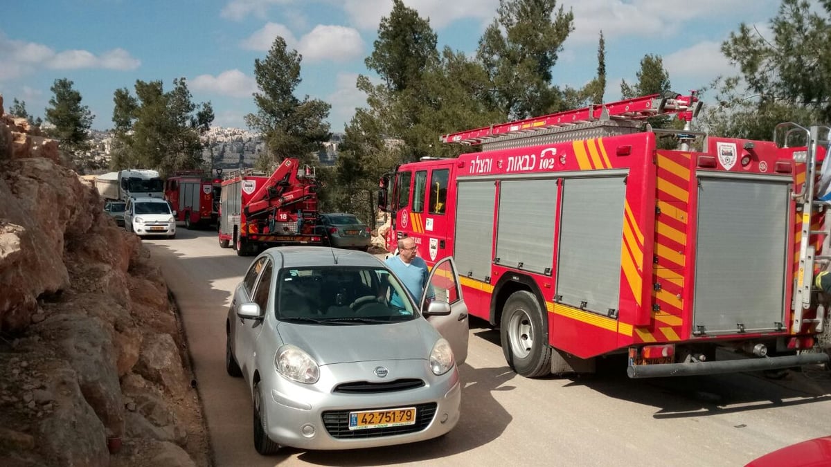 רכב מסחרי התדרדר לוואדי, הנהג חולץ. צפו