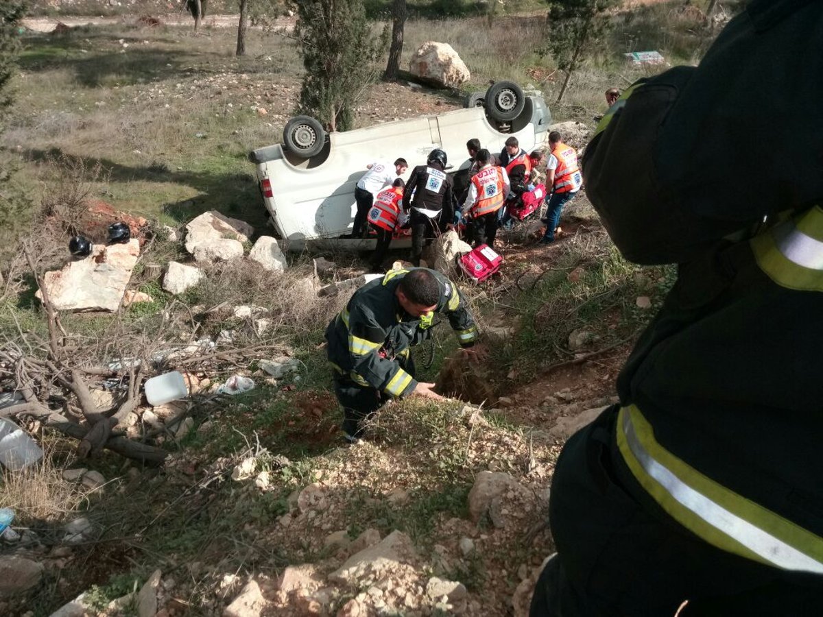 רכב מסחרי התדרדר לוואדי, הנהג חולץ. צפו