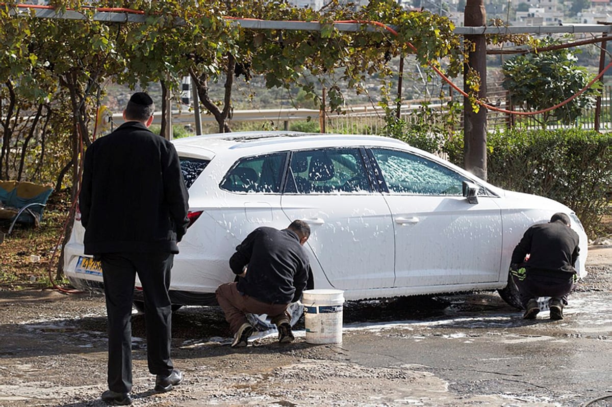 שוטפי המכוניות בכפר מובטלים מעבודה בימים האחרונים. תמונת ארכיון