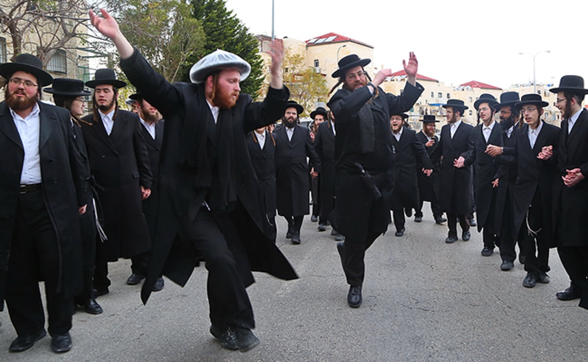 האזינו ללהיט. בתמונה: חגיגות שחרור העריק