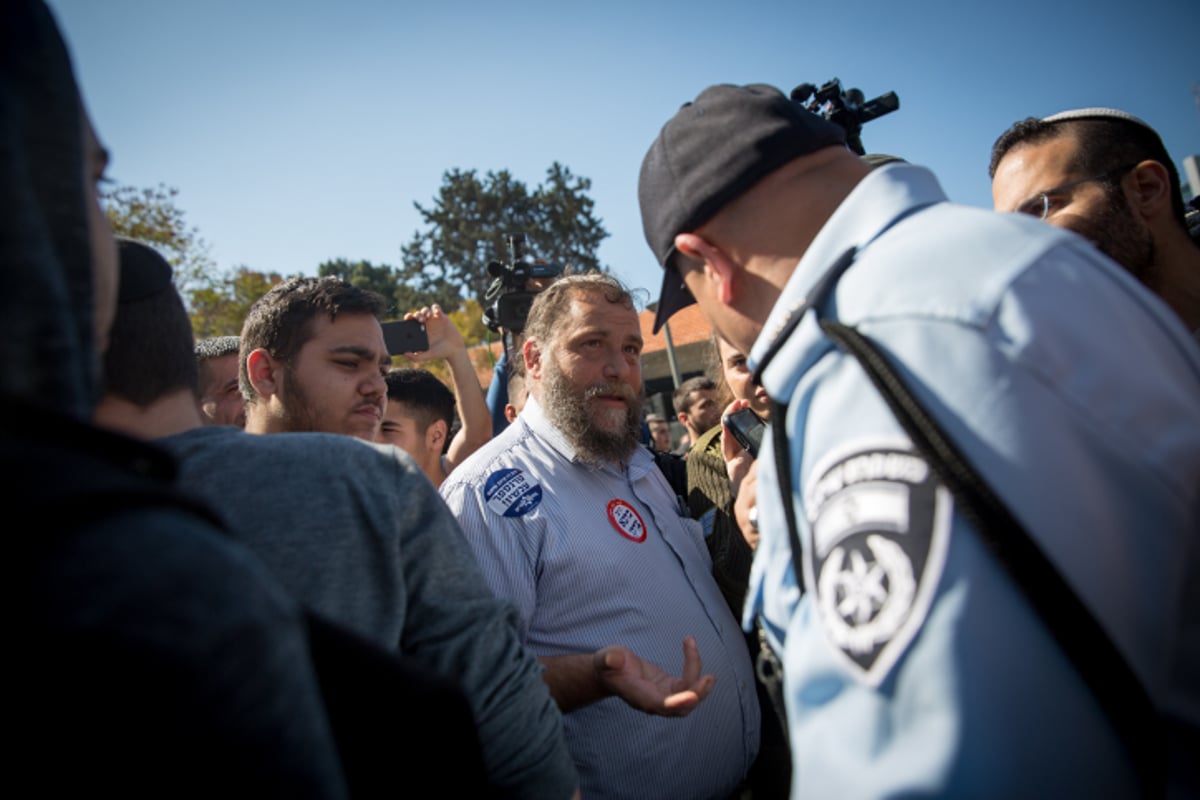 המפגינים קראו לשופטת: "תלכי לגיהנום" • צפו