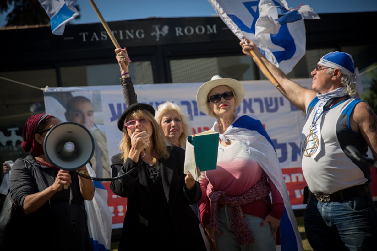 המפגינים קראו לשופטת: "תלכי לגיהנום" • צפו