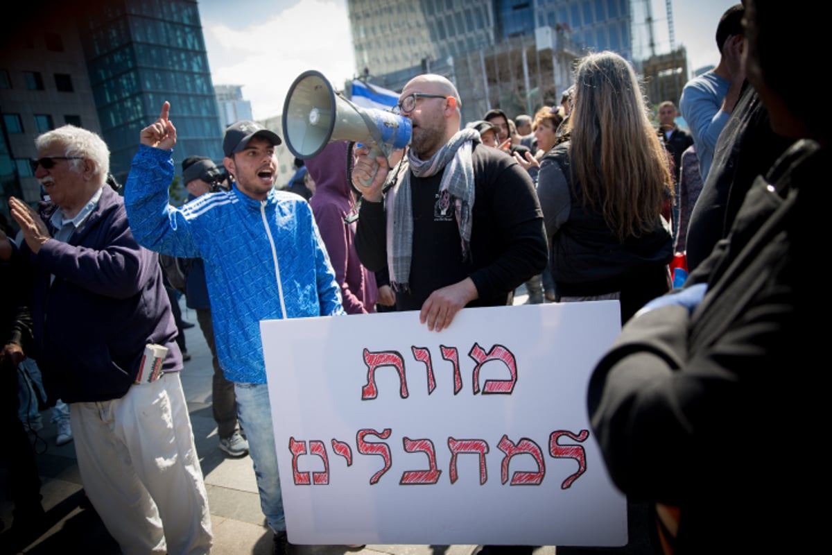 המפגינים קראו לשופטת: "תלכי לגיהנום" • צפו