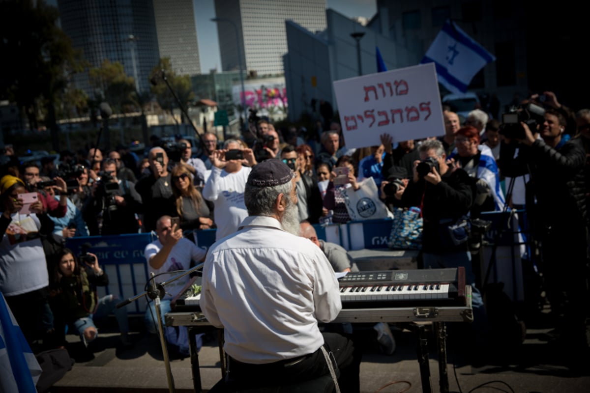 המפגינים קראו לשופטת: "תלכי לגיהנום" • צפו