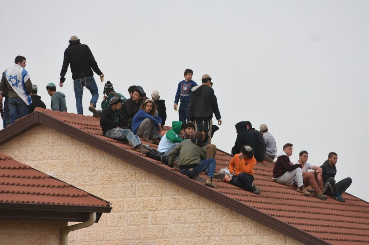 פינוי עפרה: שלושה בתים פונו, צעיר אחד נעצר