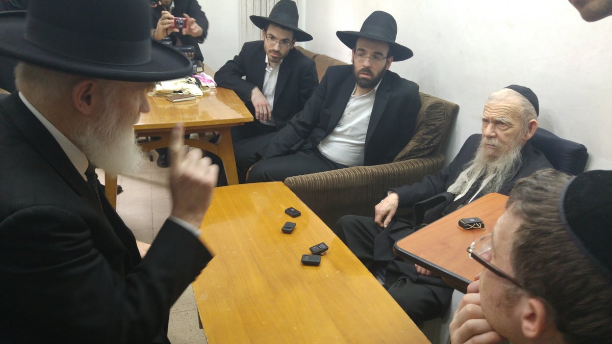 תיעוד: ניחום האבלים אצל הגרי"ג אדלשטיין