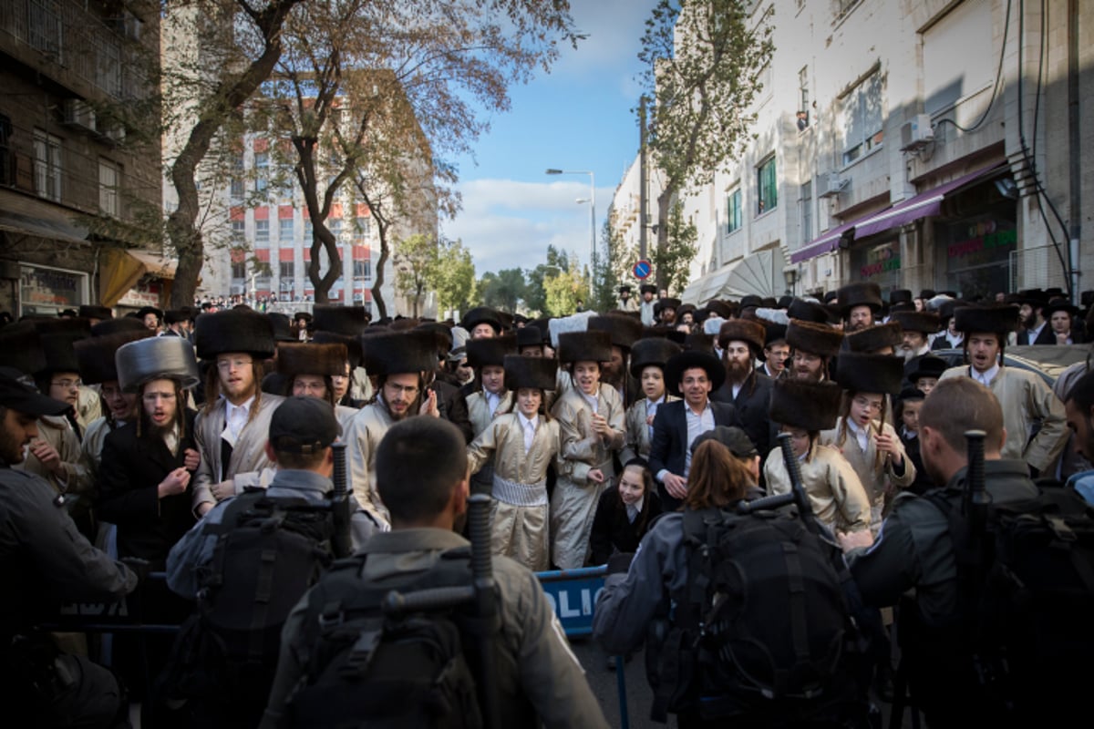 'העדה': עשו עלינו מצור בשבת; המשטרה: יידו עלינו אבנים