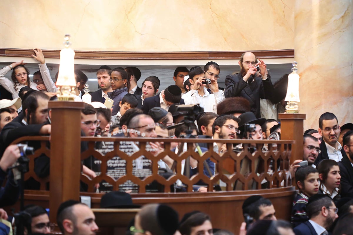 צפו: יחיאל נהרי בדואט עם משה אבוטבול