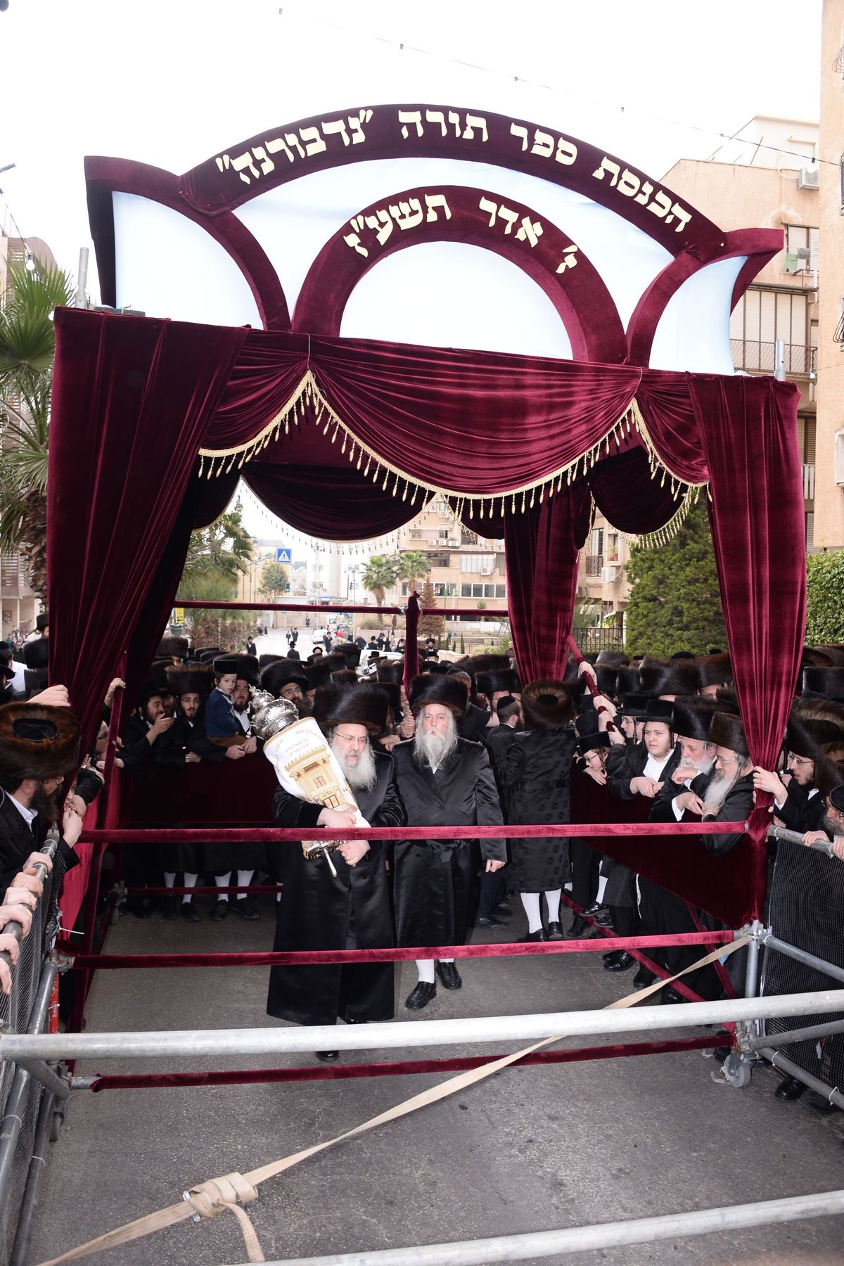 תיעוד ענק: הכנסת ספר התורה בנדבורנה