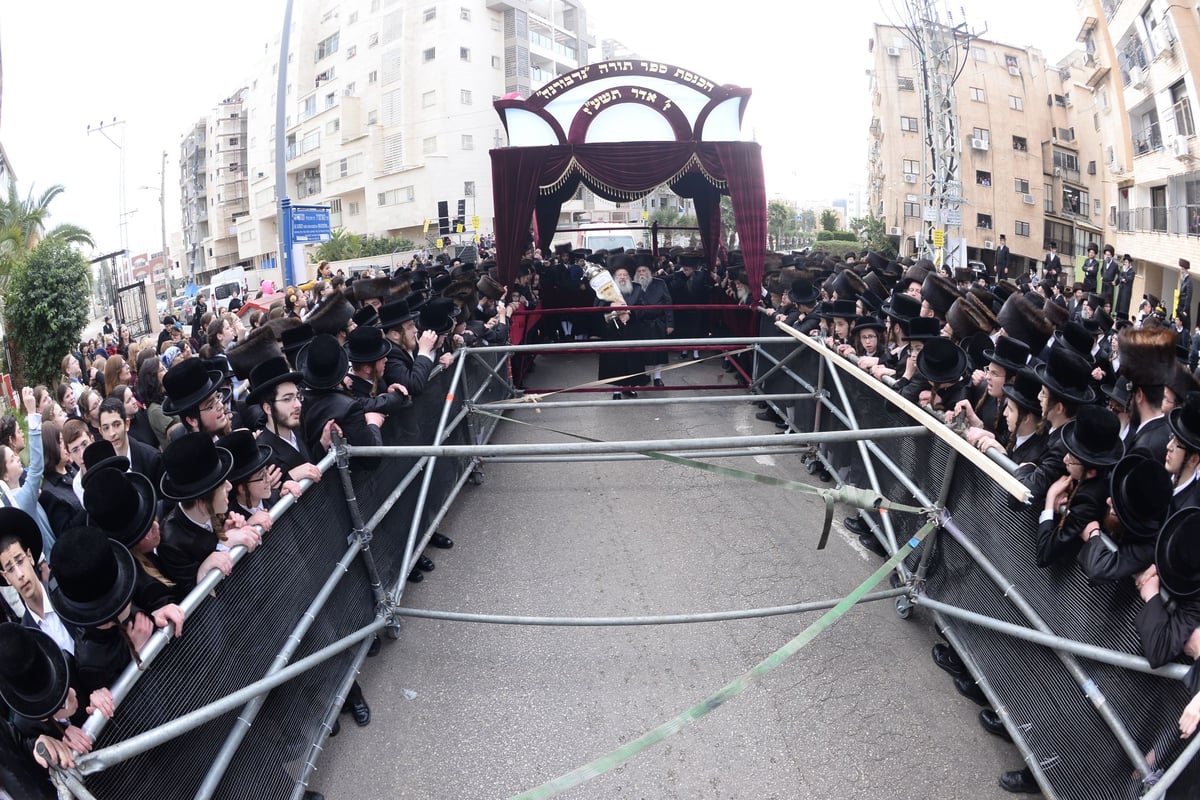 תיעוד ענק: הכנסת ספר התורה בנדבורנה