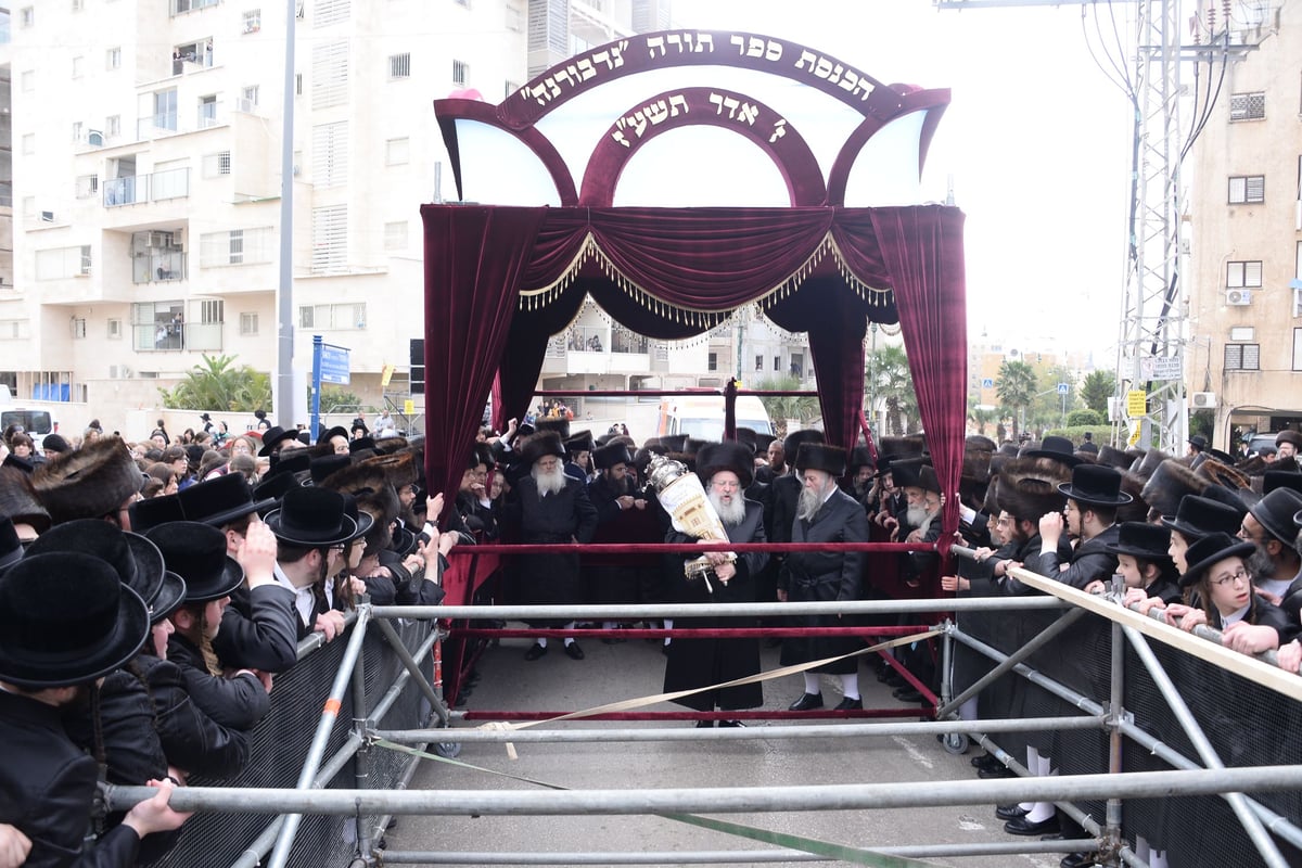 תיעוד ענק: הכנסת ספר התורה בנדבורנה