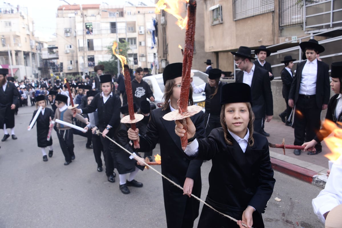 תיעוד ענק: הכנסת ספר התורה בנדבורנה