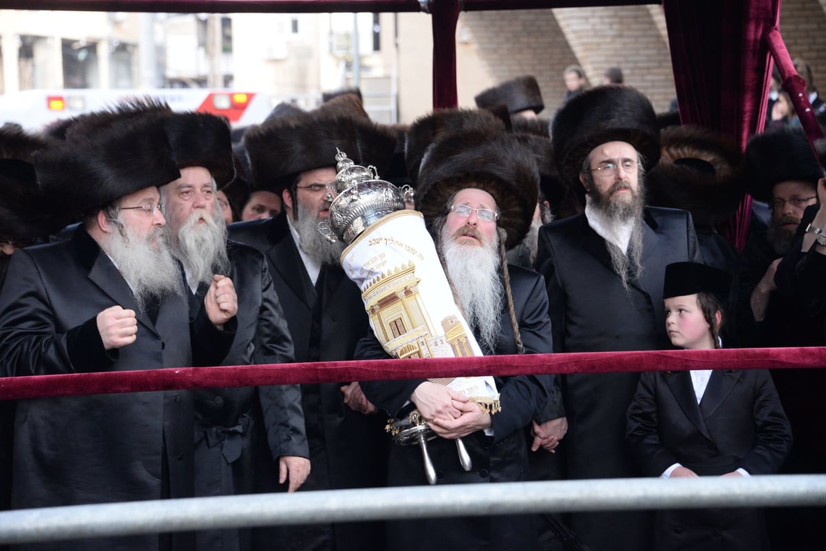 תיעוד ענק: הכנסת ספר התורה בנדבורנה