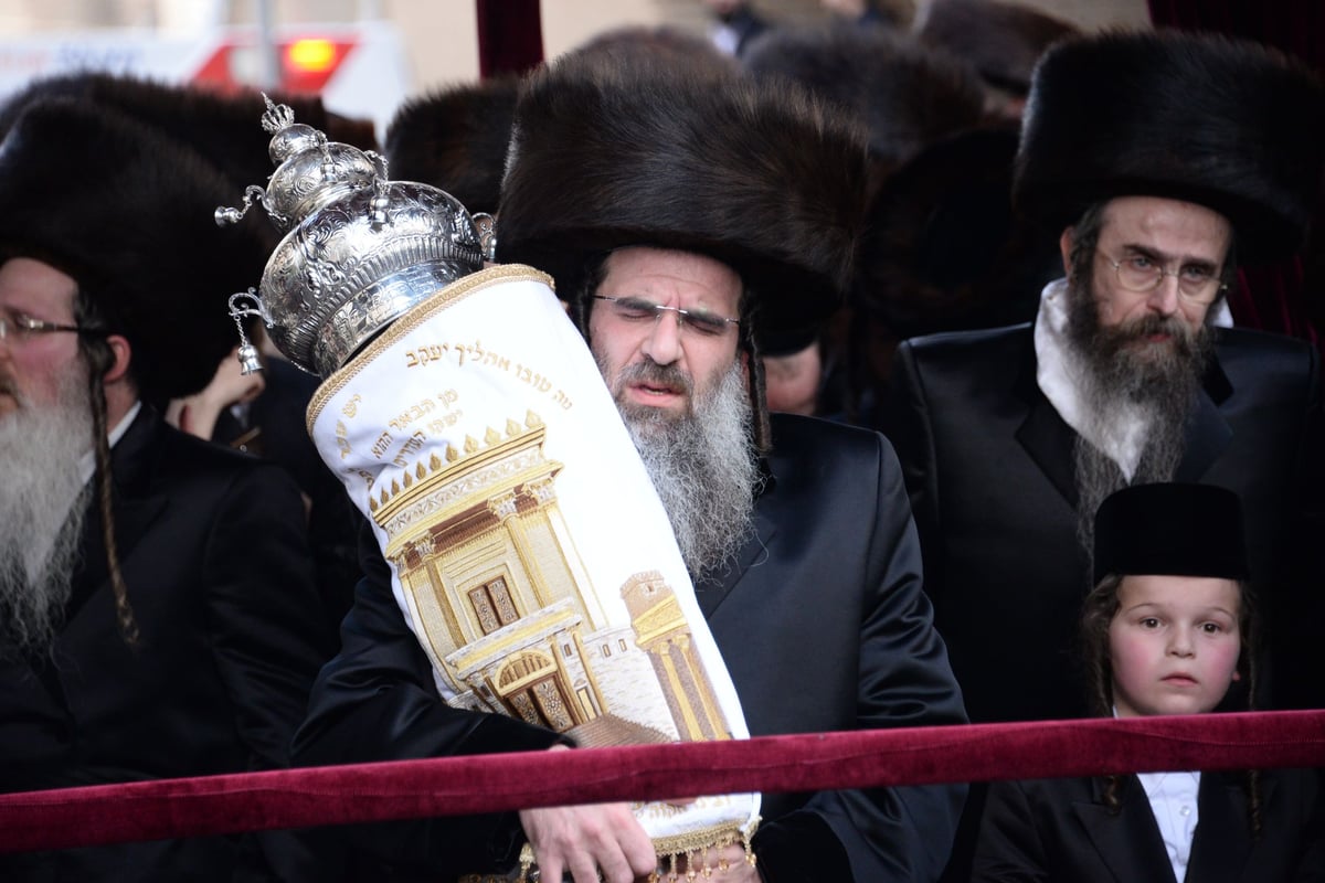 תיעוד ענק: הכנסת ספר התורה בנדבורנה