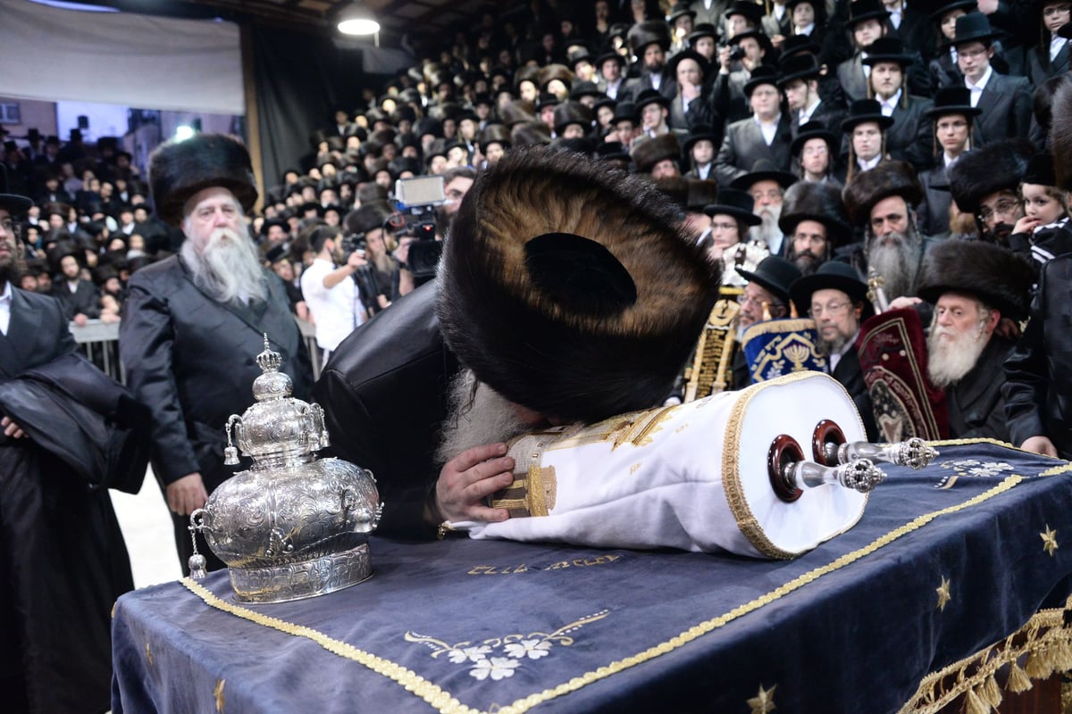 תיעוד ענק: הכנסת ספר התורה בנדבורנה