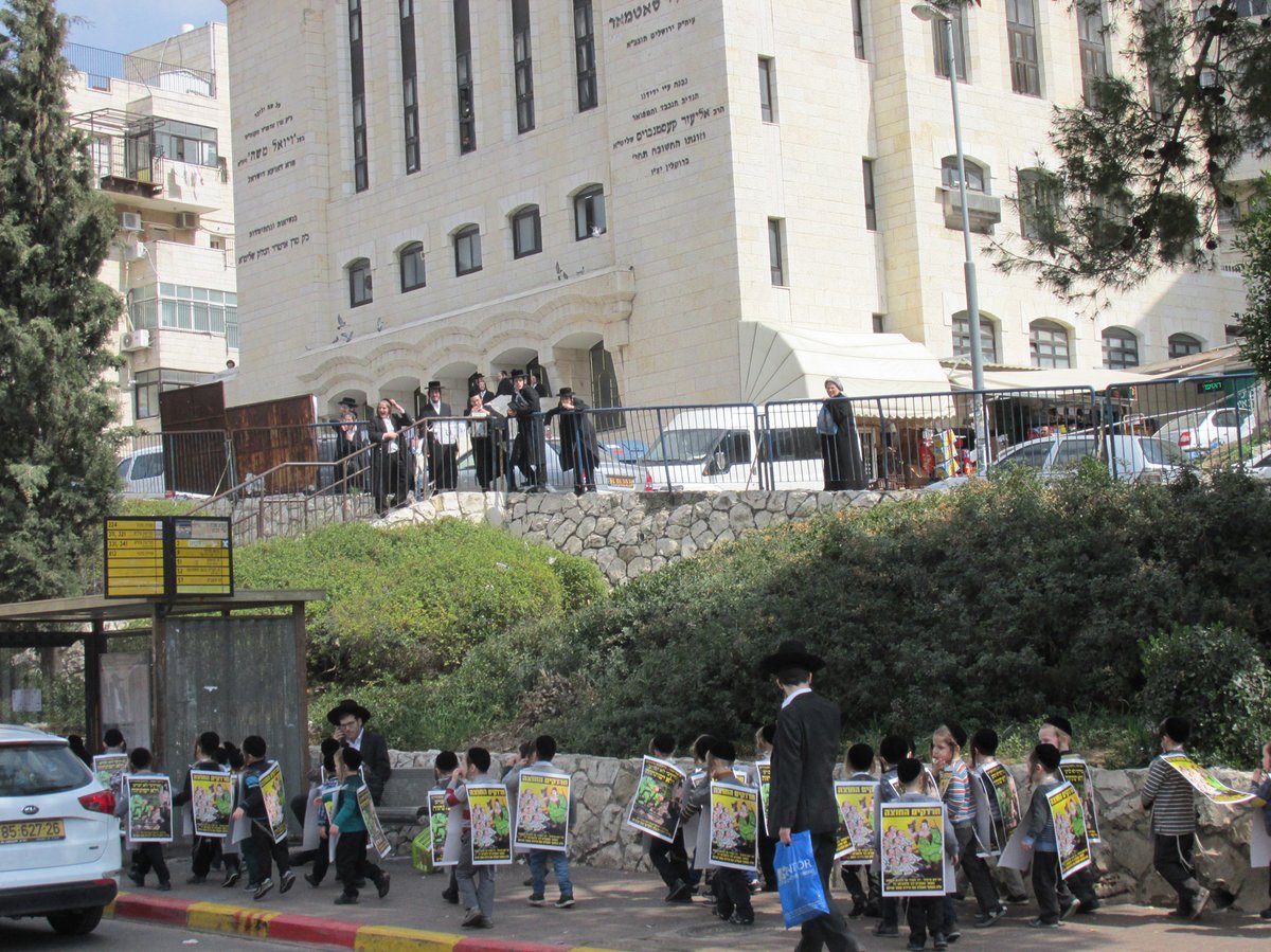 ילדי סאטמר בירושלים התחפשו לקמפיין החרדקים