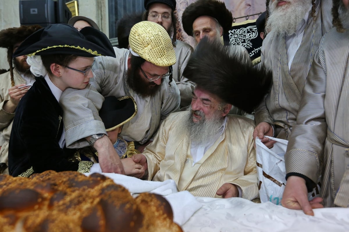 משתה היין: טיש פורים בחצר לעלוב | תיעוד