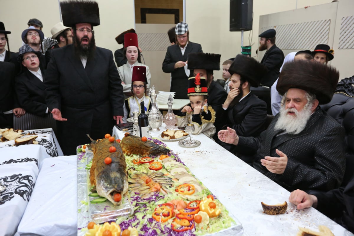 קוסוב ויז'ניץ: טיש פורים והצגה • צפו בווידאו