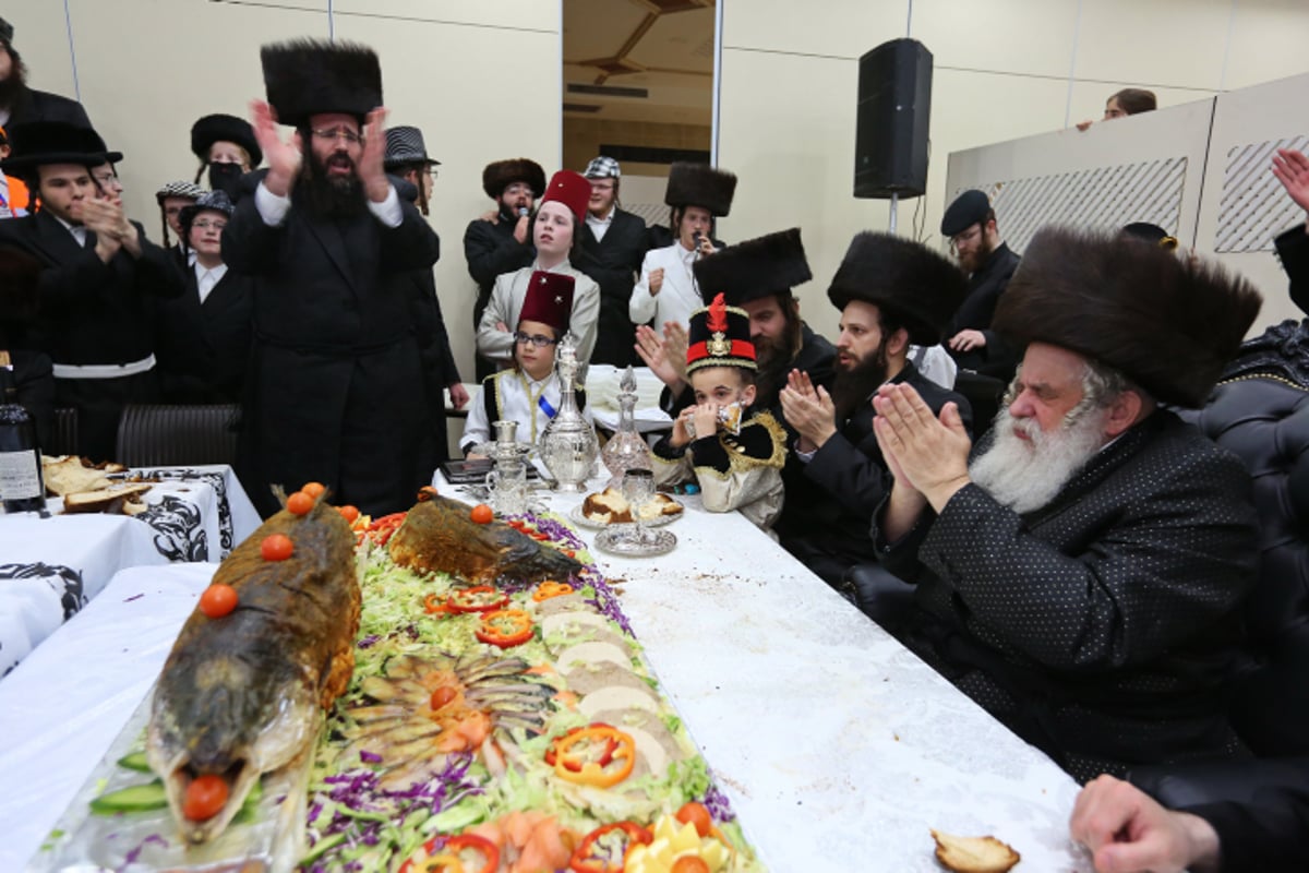 קוסוב ויז'ניץ: טיש פורים והצגה • צפו בווידאו