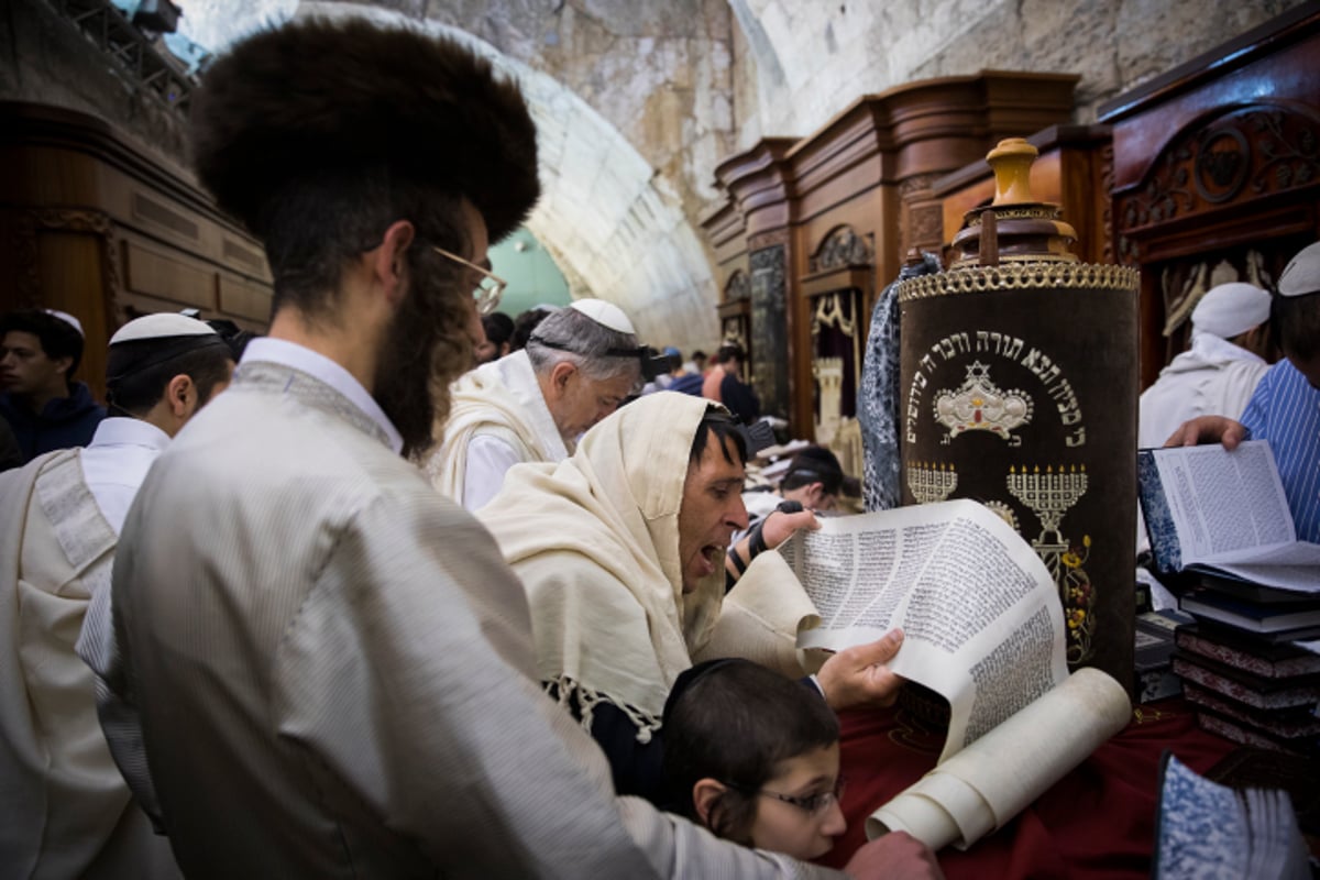 מגילת אסתר הגדולה בעולם הובאה לכותל המערבי | צפו