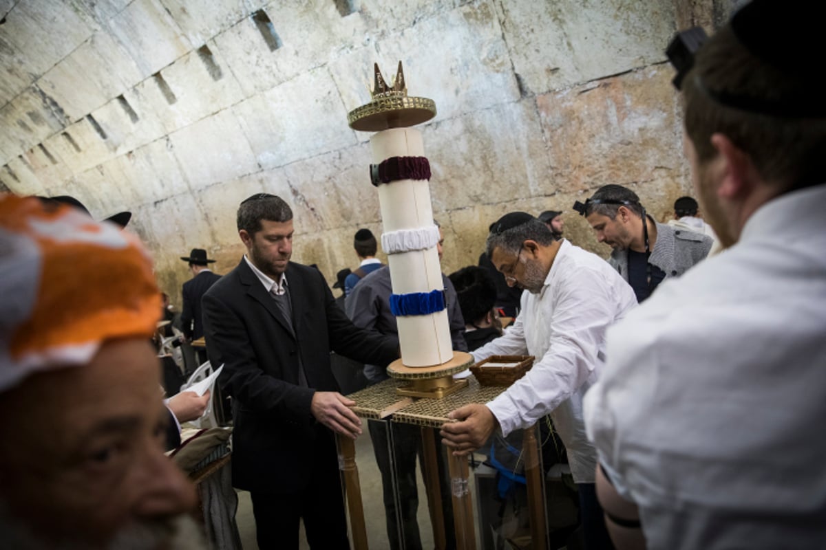 מגילת אסתר הגדולה בעולם הובאה לכותל המערבי | צפו