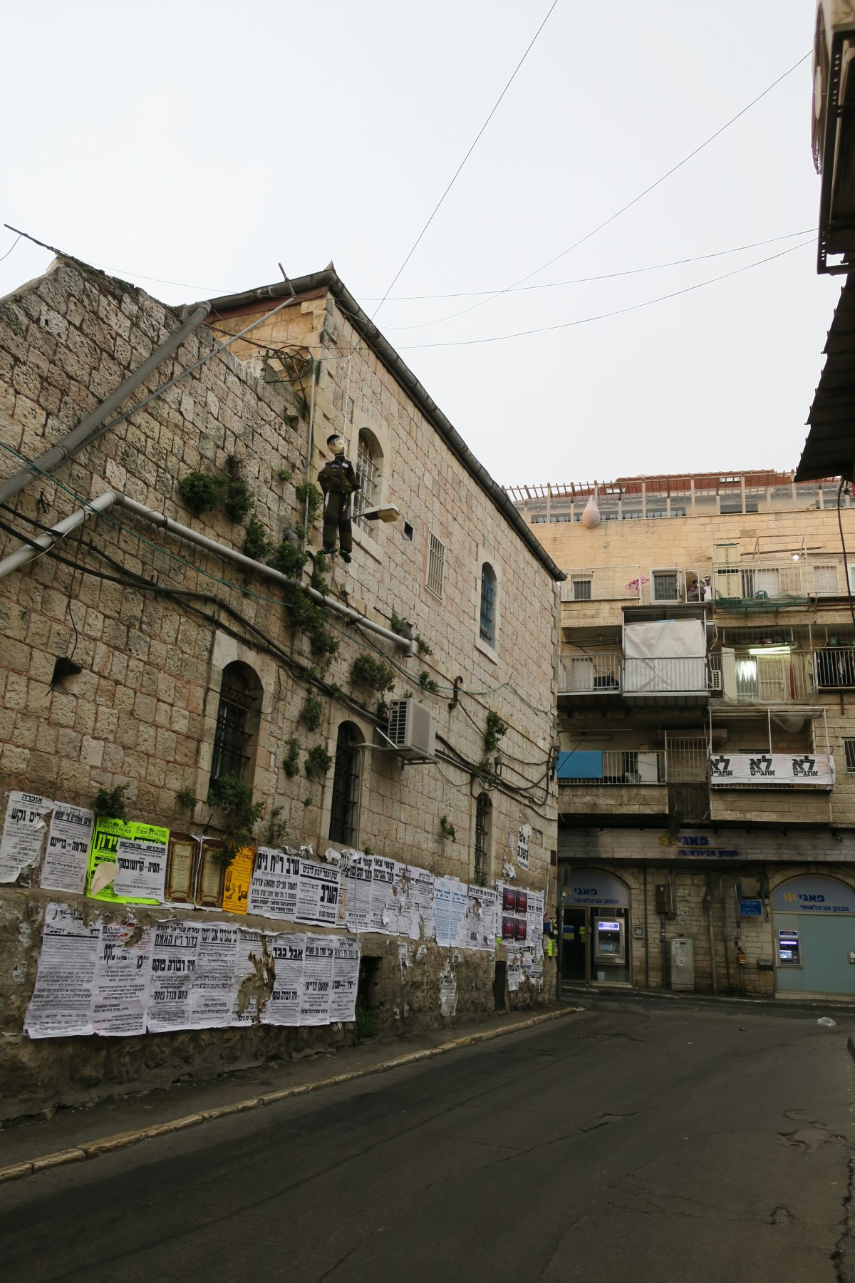 תיעוד: קיצוני מאה שערים תלו את החיילים החרדים בבתים