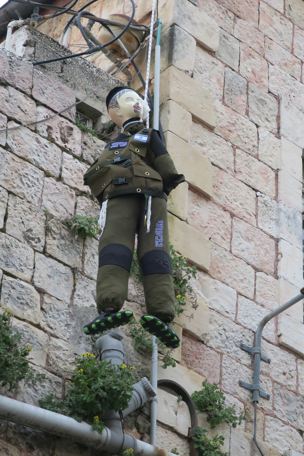 תיעוד: קיצוני מאה שערים תלו את החיילים החרדים בבתים