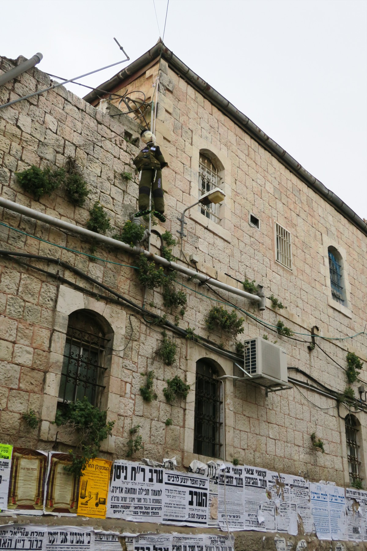 תיעוד: קיצוני מאה שערים תלו את החיילים החרדים בבתים