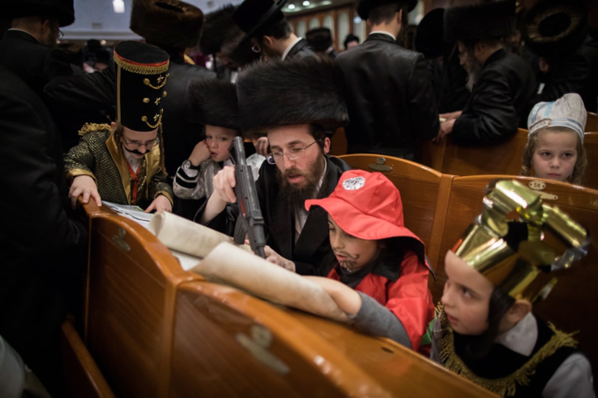 קריאת המגילה והתחפושות בבעלזא. תיעוד