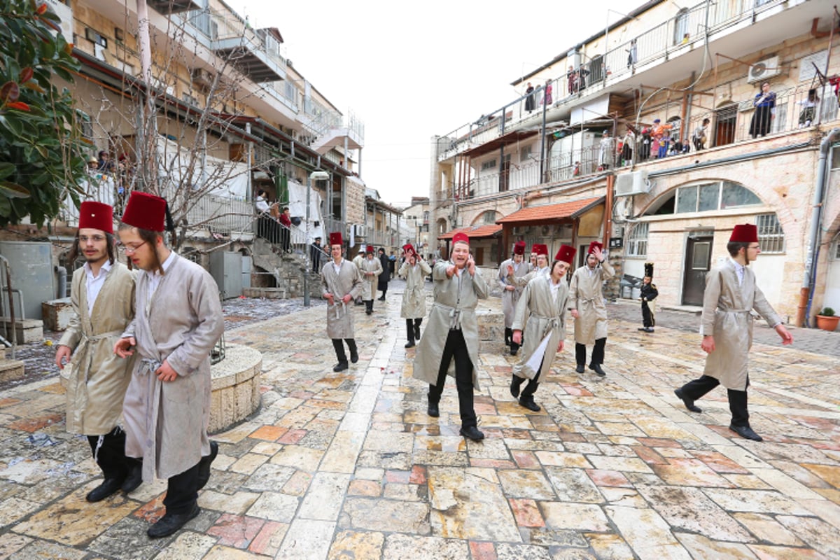 שירה וריקודים: שמחת פורים בתולדות אהרן