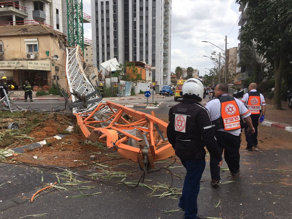 מנוף נפל על בית ברמת גן; שניים נפצעו