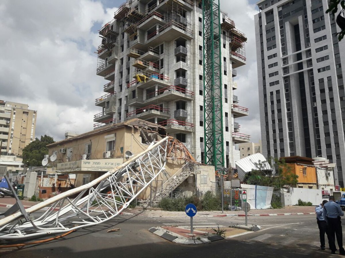 מנוף נפל על בית ברמת גן; שניים נפצעו